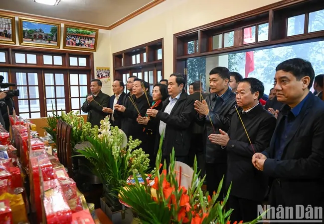 Chairman of National Assembly (NA) Tran Thanh Man (sixth from the left, front row) and a delegation of incumbent and former Party and State leaders offer incense to pay tribute to President Ho Chi Minh at the late leader’s temple in Ba Vi National Park (Photo: NDO)