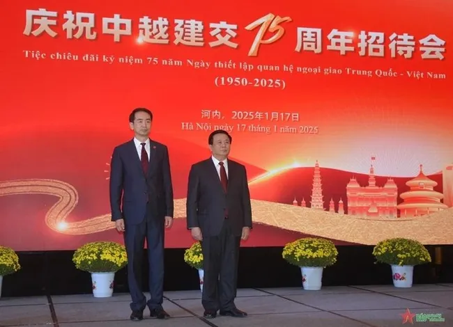Politburo member, President of the Ho Chi Minh National Academy of Politics (HCMA) and Chairman of the Central Theory Council Nguyen Xuan Thang (R) and Chinese Ambassador to Vietnam He Wei at the banquet (Photo: VNA)
