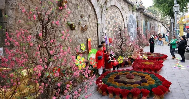 Vietnam is ringing in Tet (Traditional Lunar New Year) (Photo: VNA)