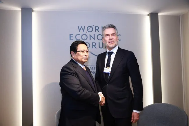 Prime Minister Pham Minh Chinh (L) meets with his Dutch counterpart Dick Schoof in Davos, Switzerland on January 22 (local time) (Photo: VNA)