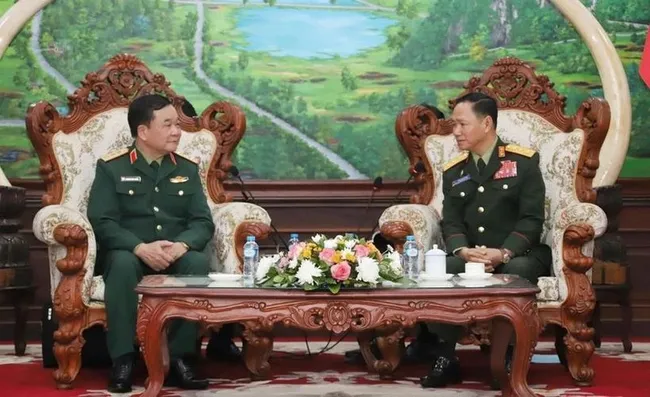 Laos’s Defence Minister Sen. Lieut. Gen. Khamlieng Outhakaysone (R) receives Deputy Minister of National Defence Sen. Lieut. Gen. Hoang Xuan Chien. (Photo: VNA)