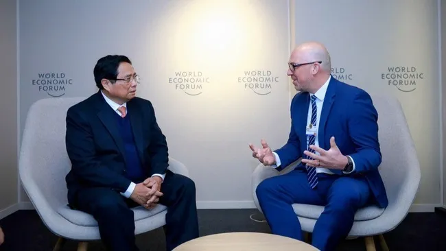 Prime Minister Pham Minh Chinh and his Liechtenstein counterpart Daniel Risch at their meeting in Davos on January 22. (Photo: VGP)