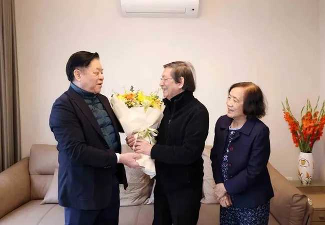 Politburo member Nguyen Trong Nghia (first from left) visits Professor, Doctor Pham Gia Khanh, former Director of the Military Medical Academy (Photo: VNA)