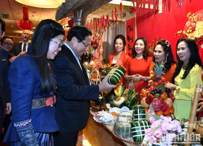 Prime Minister Pham Minh Chinh and his spouse visits a Tet booth of the Vietnamese community at the event (Photo: NDO)