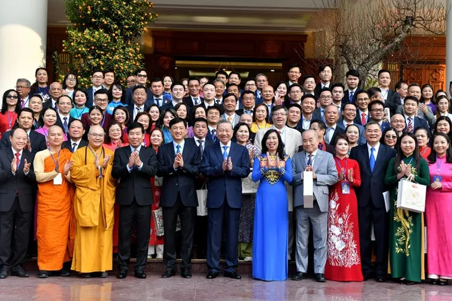 Party General Secretary To Lam and participating overseas Vietnamese representatives at their meeting in Hanoi on January 19.