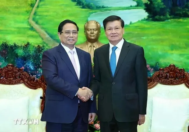 Prime Minister Pham Minh Chinh meets with Lao Party General Secretary and State President Thongloun Sisoulith in Vientiane on January 10. (Photo: VNA)