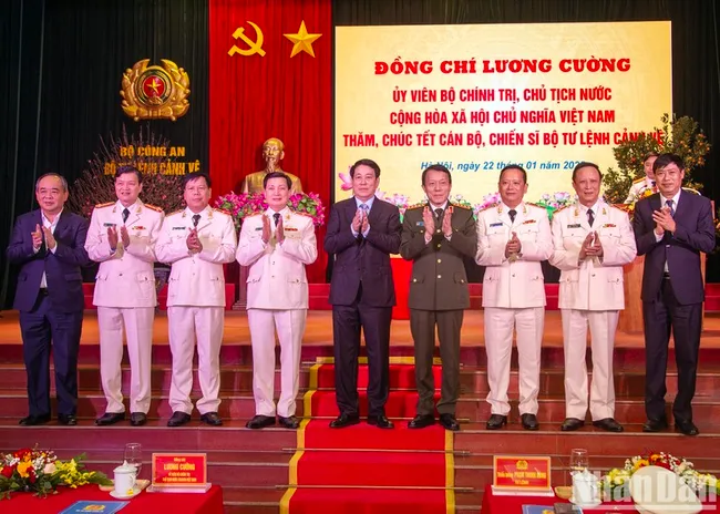 President Luong Cuong and leaders of the Security Guard Command. (Photo:NDO)