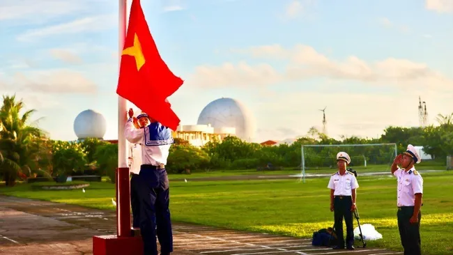 The flag-raising ceremony took place on Song Tu Tay Island, Truong Sa District, marking the beginning of the lunar New Year.