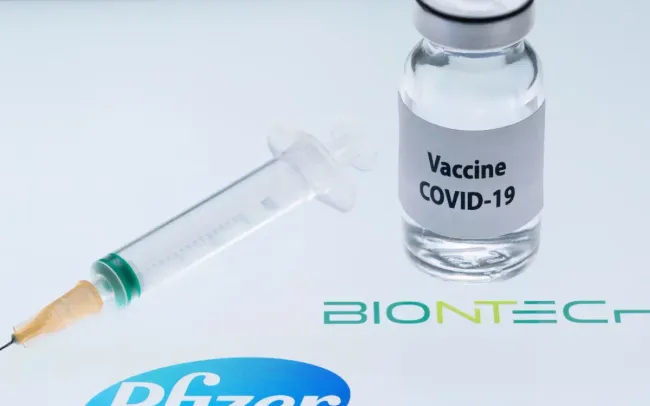 Hiểu đúng về các tác dụng phụ của vaccine COVID-19 do Pfizer sản xuất