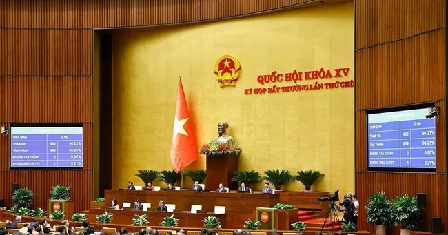 Deputies vote to pass a resolution on several special mechanisms and policies for the Ninh Thuan nuclear power project (Photo: VNA)