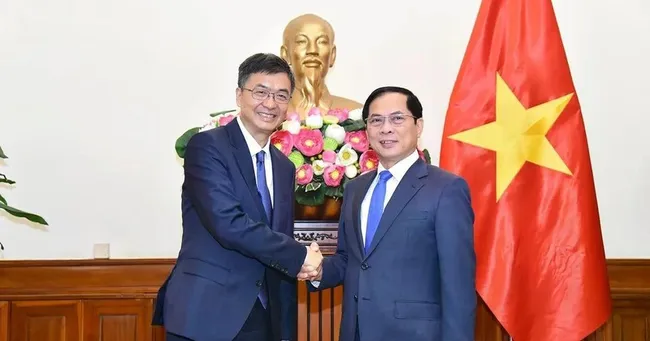 Deputy Prime Minister and Minister of Foreign Affairs Bui Thanh Son (R) and Chen Gang, Secretary of the Communist Party of China (CPC) Committee of the Guangxi Zhuang Autonomous Region. (Photo: VNA)