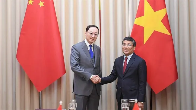 Permanent Deputy Minister of Foreign Affairs Nguyen Minh Vu (R) welcomes Chinese Vice Foreign Minister Sun Weidong. (Photo: Ministry of Foreign Affairs)