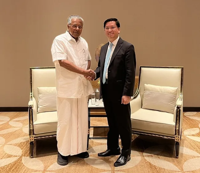 Vietnamese Ambassador Nguyen Thanh Hai (R) meets with Chief Minister of Kerala state Pinarayi Vijayan (Photo: VNA)