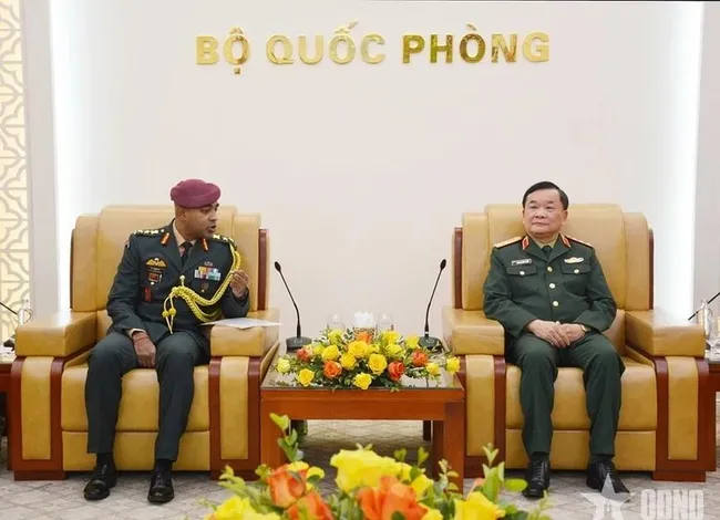 Deputy Minister of Defence Sen. Lieut. Gen. Hoang Xuan Chien (R) receives Colonel S. Muthukrishnan, Indian Defence Attaché in Vietnam, at the Ministry of Defence headquarters in Hanoi on February 6. (Photo: qdnd.vn)