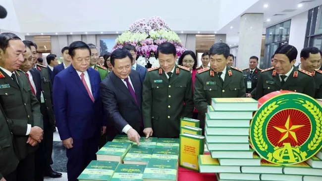 Delegates visit the exhibition of the book.