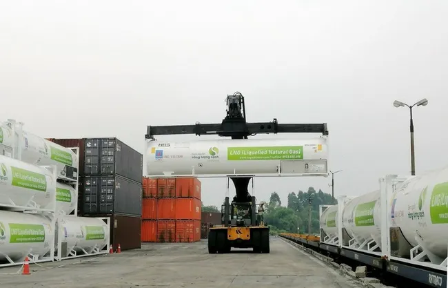 A train transporting liquefied natural gas on south-north railway route operated by Vietnam Railways Corporation and NRS Corporation (Japan). (Photo: AN KHANH)