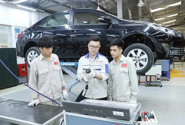 Students of the Automotive Technology major (Hanoi College of Electromechanics) during a practice session.