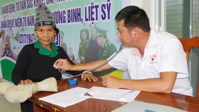 Major, Doctor Nguyen Van Quoc Tri examines and treats ethnic minorities in the Vietnam-Laos border area.