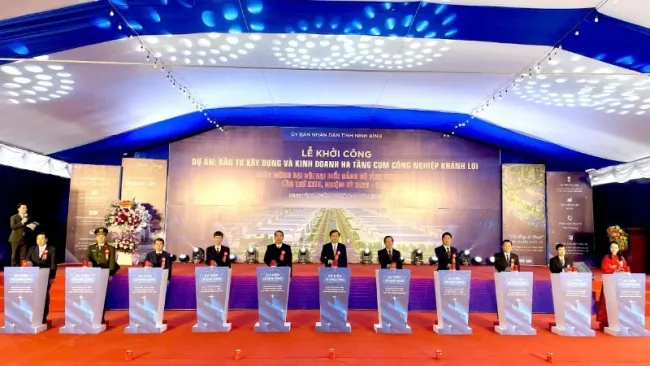Delegates press the button to start the project of investing in infrastructure of Khanh Loi Industrial Cluster, Yen Khanh District, Ninh Binh Province.