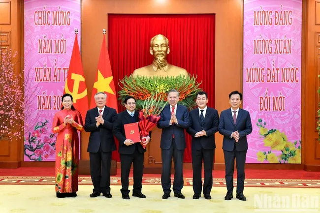 Party General Secretary To Lam hands over the decision on the establishment of the Government's Party organisation and related decisions to Prime Minister Pham Minh Chinh on February 3. (Photo: Dang Khoa)