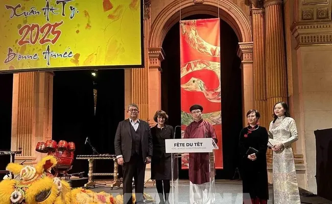 Vietnamese Ambassador to France Dinh Toan Thang (centre) speaks at the Lunar New Year (Tet) gathering (Photo: VNA)