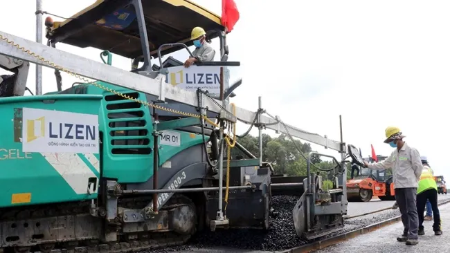 The contractor is laying the first asphalt layer for package No. 21, part of component project 1 of the Bien Hoa-Vung Tau expressway, in the section passing through Dong Nai Province. (Photo: Cong Phong)