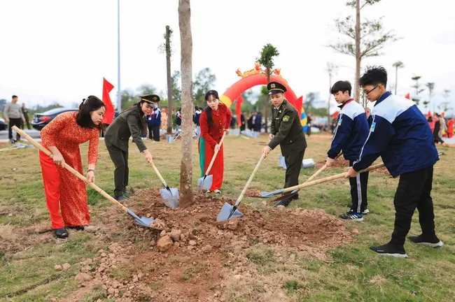 At the tree planting festival in Vinh Phuc Province (Photo: baovinhphuc.com.vn)