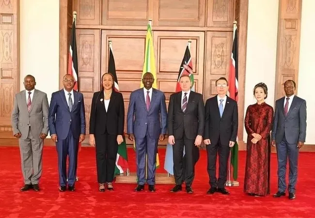 Vietnamese Ambassador to Kenya Vu Thanh Huyen (second from right), along with ambassadors from various countries, present letters of credence to Kenyan President William Samoei Ruto. (Photo: VNA)