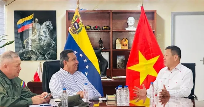 Vietnamese Ambassador to Venezuela Vu Trung My (R) meets with Governor of Trujillo State Gerardo Marquez. (Photo: VNA)