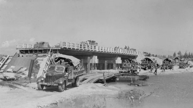 Tank and mechanised infantry units entered to liberate Buon Ma Thuot (1975). (Photo: Anh Ton/VNA)