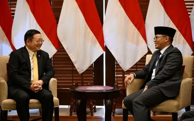 ASEAN Secretary General Dr Kao Kim Hourn (L) and Indonesian Foreign Minister Sugiono (Photo: asean.bernama.com)