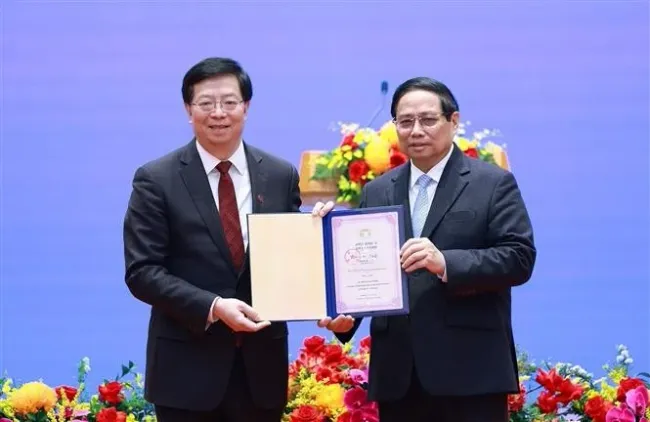 Prof. Dr. Qiu Yong (L), Secretary of the Tsinghua University’s Party Committee and Academician of the Chinese Academy of Sciences presents the 