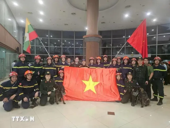 The Vietnamese rescue team arrives in Yangon airport in Myanmar on March 30 afternoon (Photo: VNA)