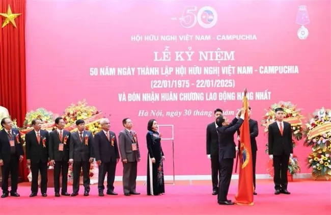 Deputy Prime Minister and Minister of Foreign Affairs Bui Thanh Son presents the State’s first-class Labour Order to the Vietnam-Cambodia Friendship Association at the ceremony. (Photo: VNA)