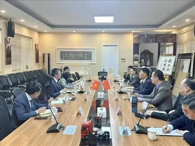 At the working session between Vietnamese Ambassador to China Pham Thanh Binh and the Charhar Institute (Photo: VNA)