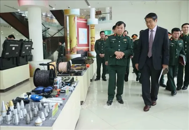 Senior Lieutenant General Hoang Xuan Chien (L), Deputy Minister of National Defense and Japanese Ambassador to Vietnam Ito Naoki visit models for explosive material signal processing at the Vietnam National Mine Action Centre. (Photo: VNA)