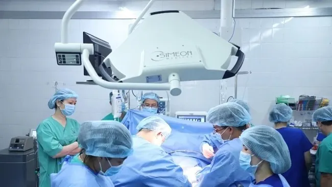 Doctors perform organ retrieval from the donor. (Photo: NDO)