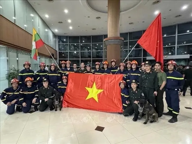 The Vietnamese rescue team from the Ministry of Public Security arrive in Myanmar on March 30 evening. (Photo published by VNA)