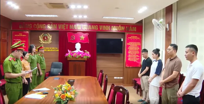 Nóng: Khởi tố bắt tạm giam Quang Linh Vlogs và Hằng Du Mục