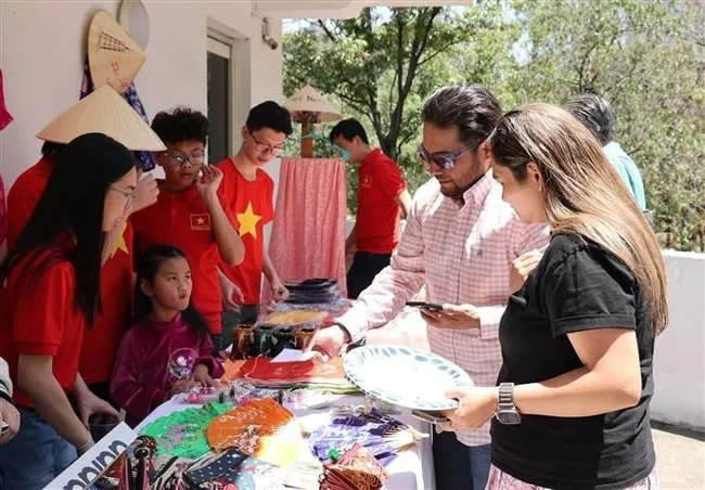 People see Vietnamese handicraft products at the event. (Photo: VNA)