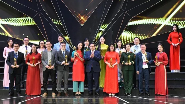 Prime Minister Pham Minh Chinh and winners of the 2025 National Television Festival.