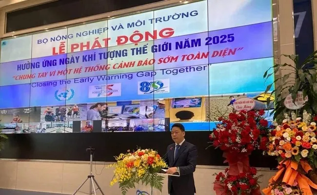 Nguyen Thuong Hien, head of the Meteorological and Hydrological Administration under the Ministry of Agriculture and Environment speaks at the event. (Photo: VNA)
