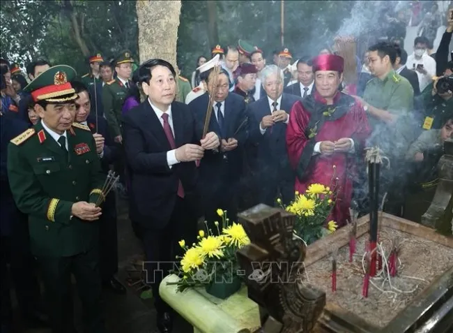 State President Luong Cuong (second from left) offers incense at the Hung Kings' Tomb. (Photo: VNA)