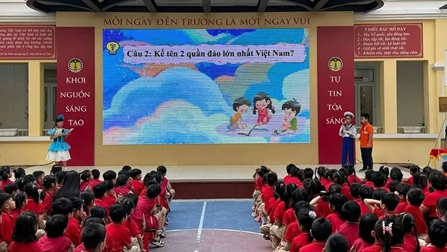 An outdoor activity session of students at Trang An High-Quality Primary School (Hoan Kiem District, Hanoi).