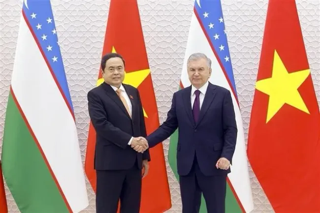 Chairman of the Vietnamese National Assembly Tran Thanh Man (left) and Uzbek President Shavkat Mirziyoyev at their meeting in Tashkent on April 7. (Photo: VNA)