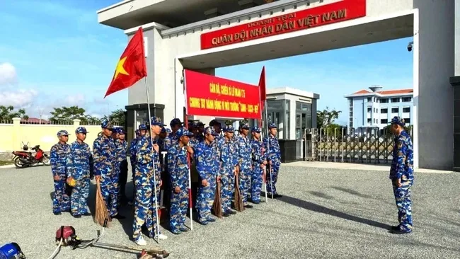 At the launch ceremony for efforts to clean up the environment by officers and soldiers of Brigade 175 stationed in Nam Can District, Ca Mau Province.