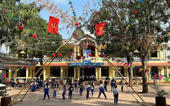 Thuan Primary School was built with a spacious design, creating motivation and encouragement for Van Kieu and Pa Co ethnic students to go to school.