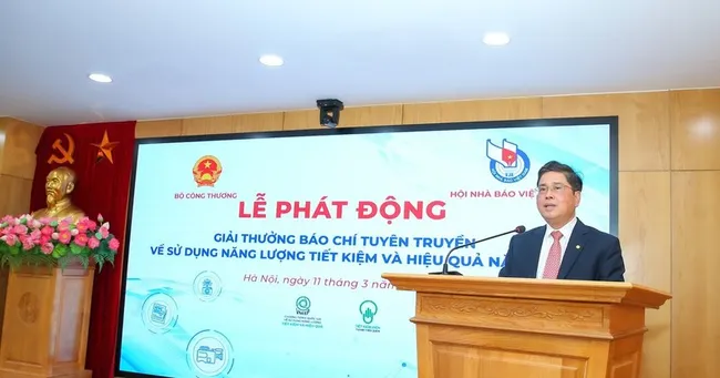 Deputy Minister of Industry and Trade Nguyen Hoang Long speaks at the launching ceremony.
