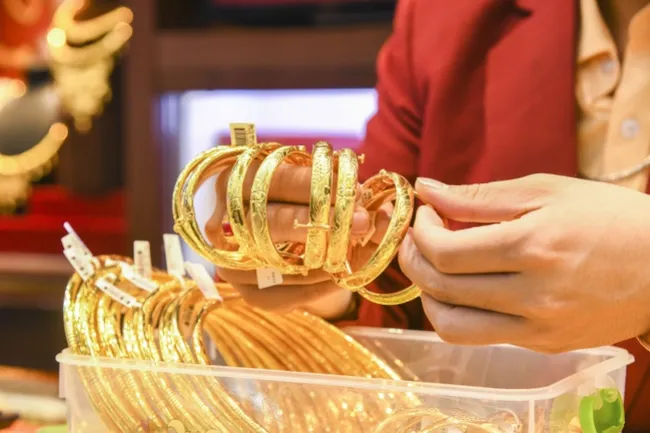 Giá vàng thế giới tăng nhẹ trở lại nhờ lực cầu bắt đáy, nhà đầu tư chờ đợi dữ liệu kinh tế Mỹ