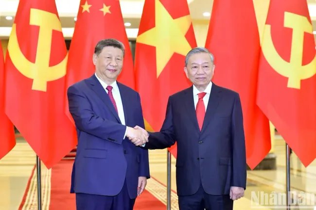 General Secretary of the Communist Party of Vietnam (CPV) Central Committee To Lam (R) and General Secretary of the Communist Party of China (CPC) Central Committee and President of China Xi Jinping at their meeting in Hanoi on April 14 (Photo: NDO)